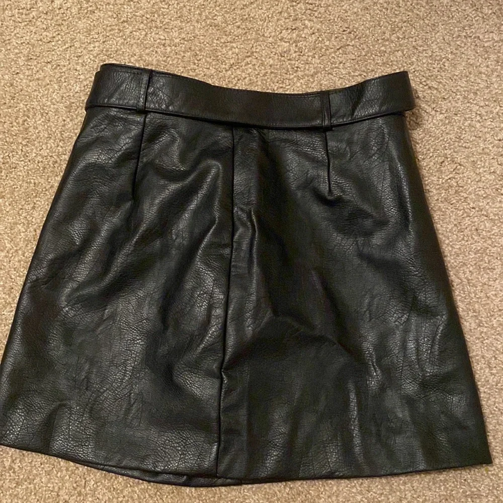 H&M black leather skirt with a belt - Picture 2 of 3